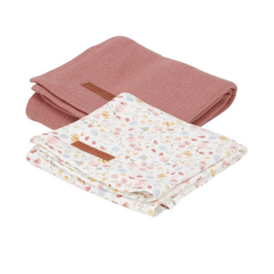 Conjunto de duas mantas, uma rosa lisa e uma branca com padrão floral