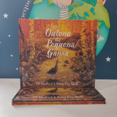 Capa de livro infantil 'O Outono da Pequena Gansa' com ilustração de uma gansa numa floresta outonal
