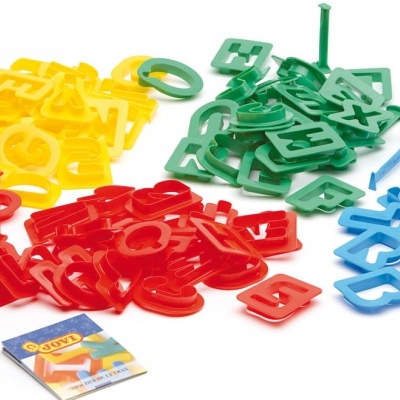 Peças de letras e números coloridos em plástico empilhadas