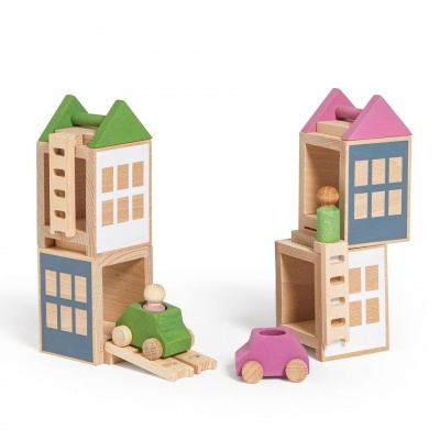Brinquedo de construção de madeira com casas coloridas e carrinhos pequenos