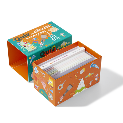Caixa de cartão com cartas de um jogo de quiz sobre ciências e inventores