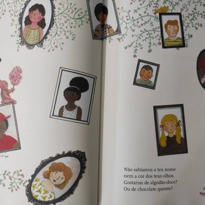 Páginas ilustradas de livro com retratos de crianças e texto em português.