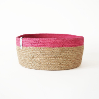 Cesto trançado bege e vermelho com etiqueta branca