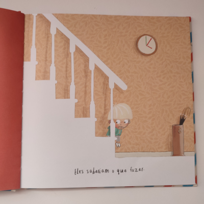 Página de livro infantil com menino na escada e relógio na parede