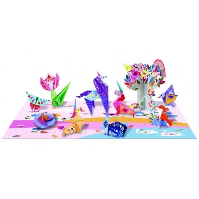 Figuras de papel dobrado coloridas sobre base decorada com padrões florais