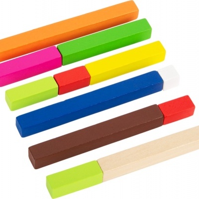 Seis lápis de cor quadrados em duas cores cada, organizados horizontalmente sobre fundo branco