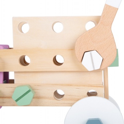 Brinquedo de madeira com parafusos coloridos e ferramentas de madeira