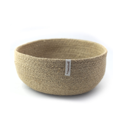 Cesto redondo de palha trançada bege claro com etiqueta branca com texto