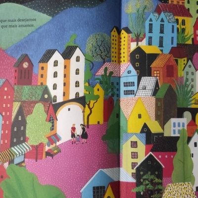 Ilustração colorida de uma vila com casas variadas e texto em português