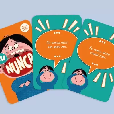 Cartas de jogo ilustradas com fundo azul e laranja e frases em português.