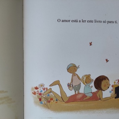 Página de livro ilustrado com uma mulher deitada e duas crianças entre flores, com texto em português.