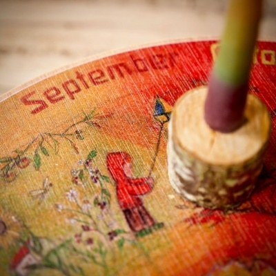 Roleta de madeira pintada com tema de Setembro e suporte cilíndrico de madeira