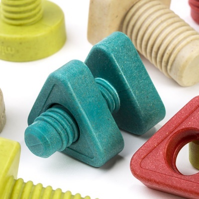 Peças plásticas coloridas em forma de porcas e parafusos