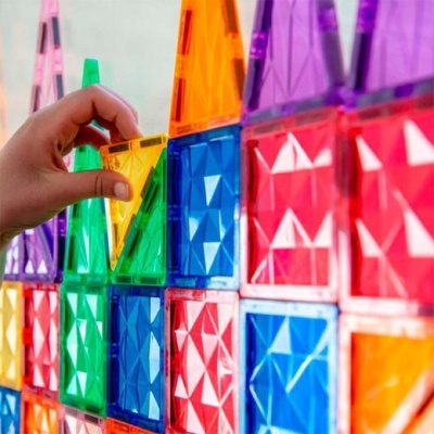 Peças magnéticas coloridas para construir montagens