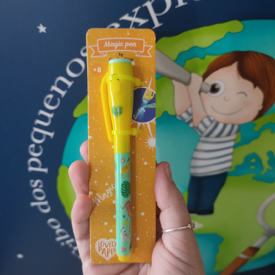 Caneta Magic pen em cartão amarelo com design de flamingos e folhas