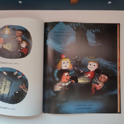 Página de livro infantil com crianças e gato à noite no bosque