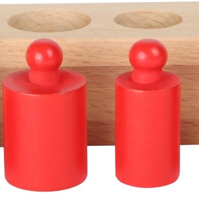 Conjunto de brinquedo educativo de madeira com pesos vermelhos e base clara