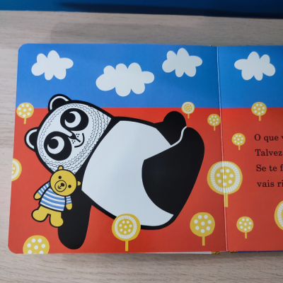 Livro infantil aberto com ilustração de panda e ursinho e texto em português
