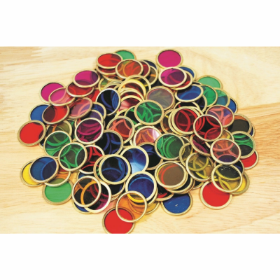 Fichas redondas coloridas com bordas douradas sobre madeira clara