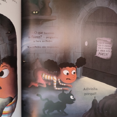 Criança e gato rastejando em corredor escuro com porta e aviso