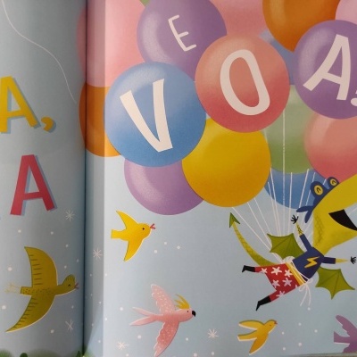 Ilustração de crocodilo com balões coloridos e pássaros num fundo azul