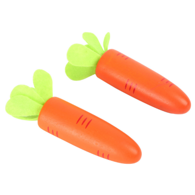 Dois brinquedos em forma de cenoura com folhas verdes