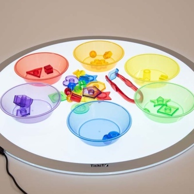 Recipientes coloridos com formas geométricas em suporte iluminado TRENYT