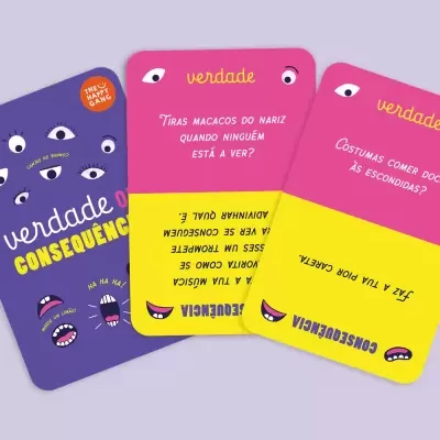 Cartas de jogo VERDADE CONSEQUÊNCIA com texto e desenhos divertidos sobre fundo lilás.