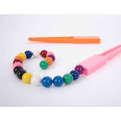 fio de contas coloridas esféricas com peças plásticas retangulares rosa e laranja