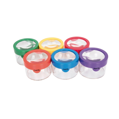 Seis lupas de mão coloridas com bordos em várias cores sobre fundo branco