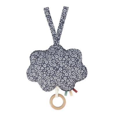 Brinquedo de tecido em forma de nuvem azul com flores brancas e anel de madeira