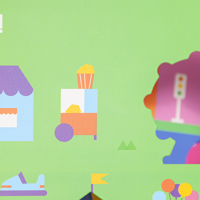 Ilustração colorida de festa com loja, carrinho de pipocas, sapatinho e tabuleiro com semáforo