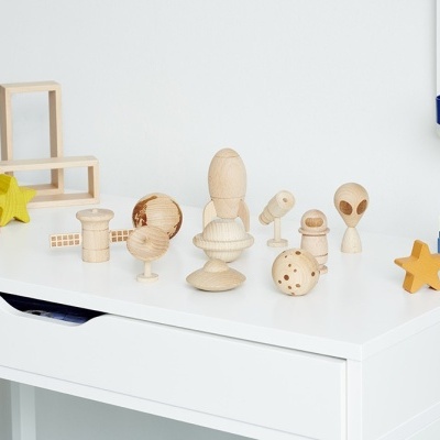 Formas geométricas de madeira natural sobre mesa branca com gaveta aberta