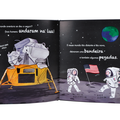 Página de livro infantil ilustrando astronautas e nave na lua com texto em português