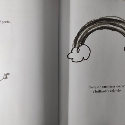 Páginas de livro com ilustração de lápis cinzento e arco-íris cinzento com texto em português.