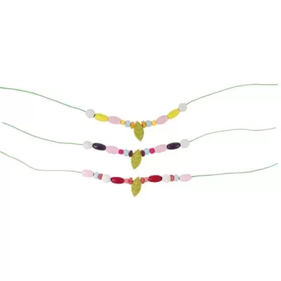 Três pulseiras finas coloridas com contas e folhas decorativas