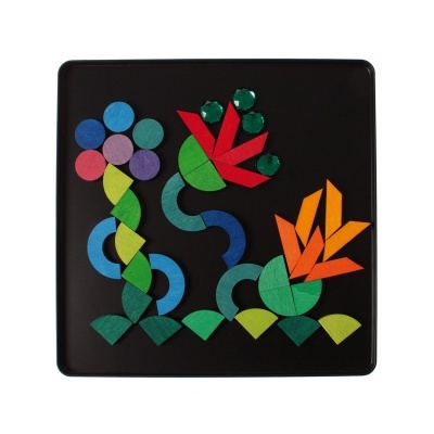 Brinquedo de encaixe de madeira colorida com peças formando flores