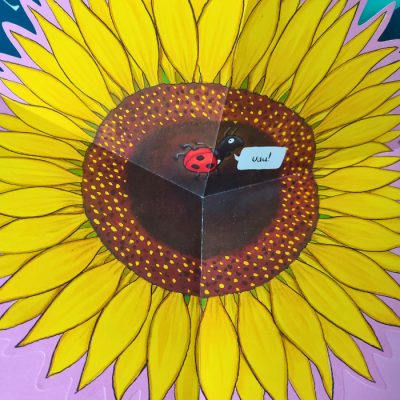 Pintura de girassol amarelo com joaninha e nota 'uau!' no centro, fundo rosa.