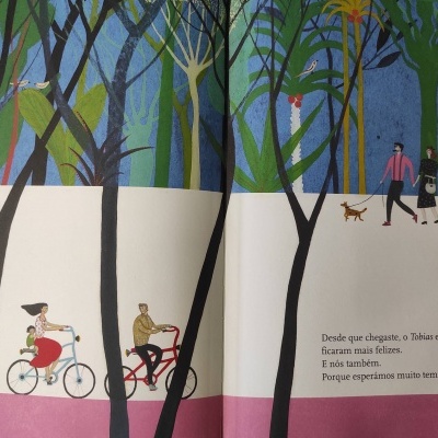 Ilustração colorida de pessoas e cães a passear numa floresta com árvores coloridas, com texto em português.