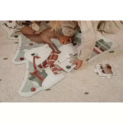 Quebra-cabeças de Natal em forma de árvore com animais e elementos festivos