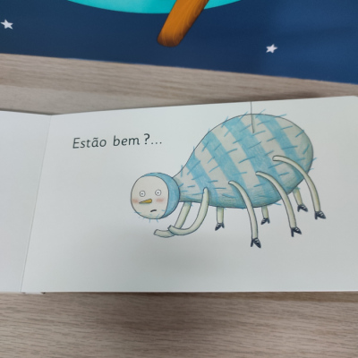 Página de livro infantil com ilustração de inseto azul e texto em português