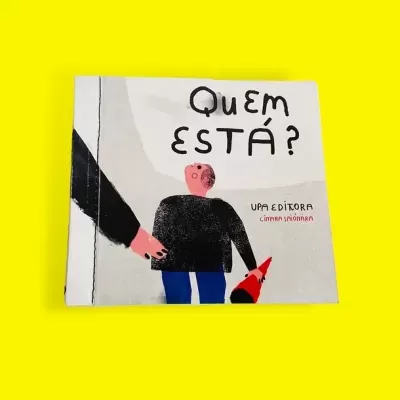 Capa de livro ilustrado com texto 'QUEM ESTÁ?' em fundo branco e amarelo.