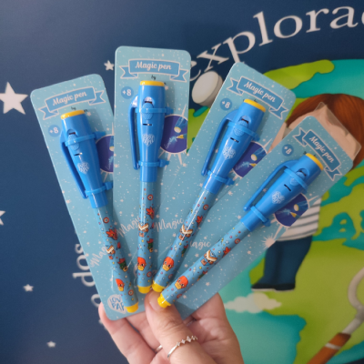 Quatro canetas azuis Magic Pen decoradas com animais, em embalagem azul com estrelas brancas.