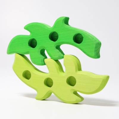 Dois blocos de madeira verdes com buracos circulares