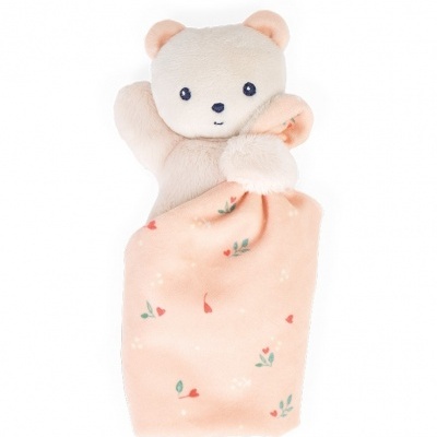 Peluche de urso com manta rosa com flores pequenas