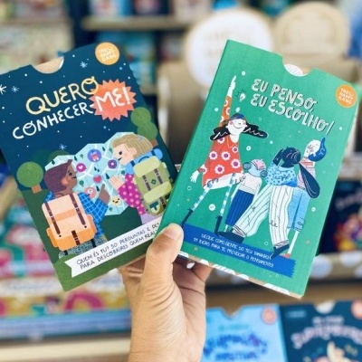 Dois livros infantis coloridos com ilustrações de crianças e títulos em português