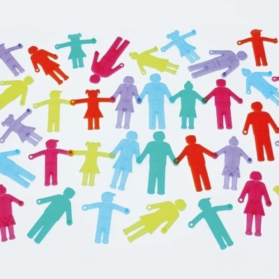 Figuras recortadas em papel colorido representando pessoas