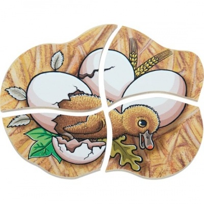 Quebra-cabeças de quatro peças com imagem de pato saindo do ovo e fundo de trigo.