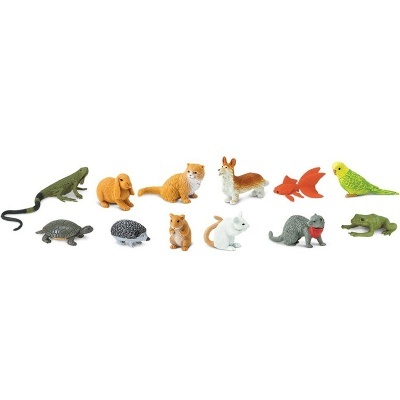 Miniaturas de 12 animais diversos dispostos em linha sobre fundo branco.