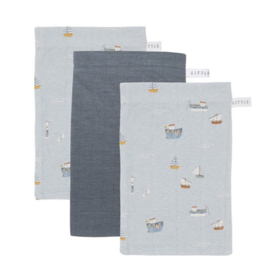 Três panos azuis com padrão de barcos e etiqueta LITTLE